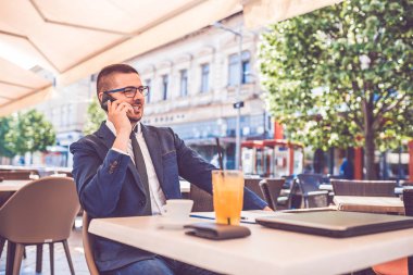 Kentte iş projesi nde çalışan gözlüklü genç işadamı
