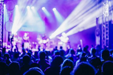 İnsanlar rock konserinin tadını çıkarıyor.