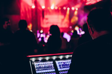 Konserde profesyonel ses mühendisi konsolu.