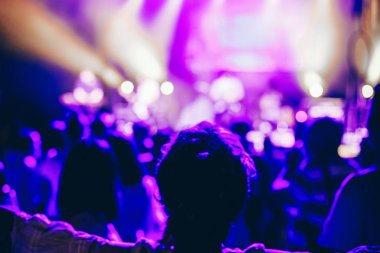 Büyük konserde konseri sahnede izleyen seyirciler