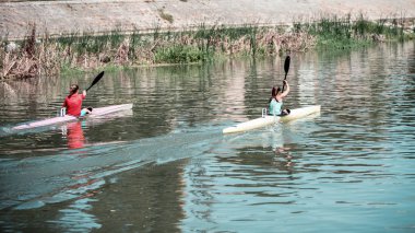 Gölde kürek kayık iki genç kadın sporcular, yarışma