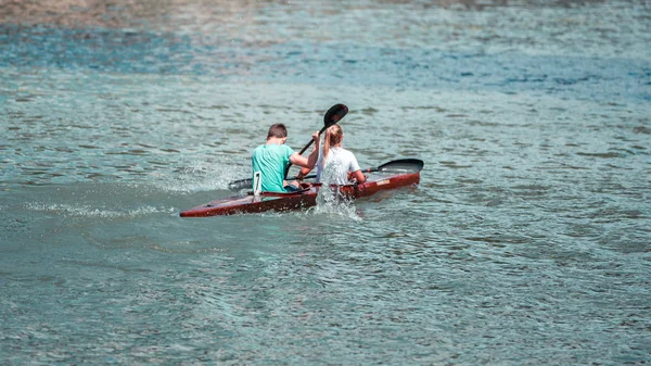 在湖上划皮划艇的年轻男女运动员团队. — 图库照片