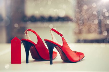 Kırmızı kadın ayakkabı