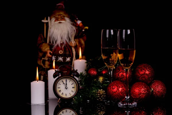 Two wine glasses with champagne, Santa Clause, clock and christm — Stock Photo, Image