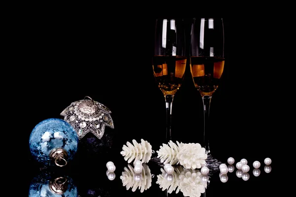 シャンパンとクリスマスの飾り付きワイングラス2つ — ストック写真