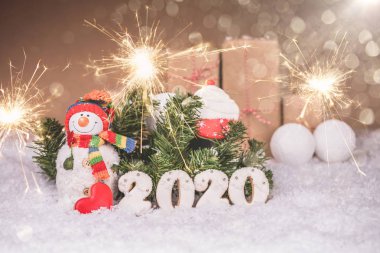 Zencefilli kurabiye ve Noel süslemeleri ile kardan adam, Mutlu New York