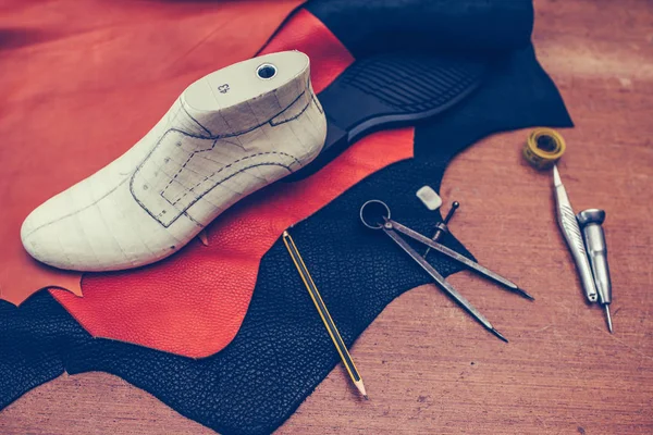 Instrumentos, herramientas y materiales para hacer zapatos — Foto de Stock