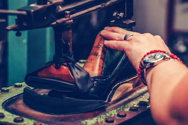 Trabajador en la industria del calzado hecho a mano, es suela de fijación para sho — Foto de Stock