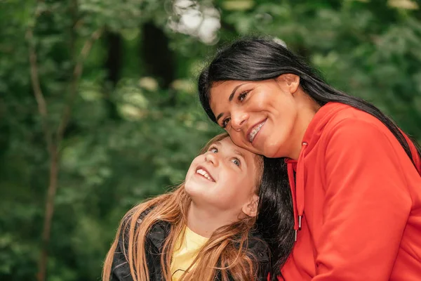 Mãe Sua Filha Estão Abraçando Desfrutando Juntos Enquanto Passam Bom — Fotografia de Stock
