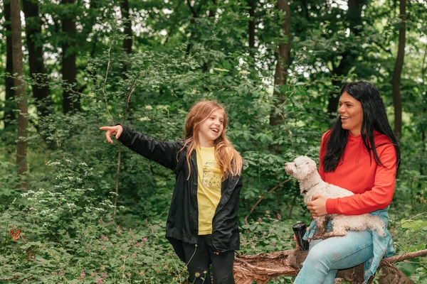 Família Feliz Cachorro Divertindo Uma Floresta Primavera Mãe Feliz Sua — Fotografia de Stock