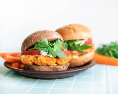 Havuçlu vejetaryen burger. Ev yemeği, basit tarif. Havuçlu pirzola, domates, roka ve ev yapımı yağsız anestezi..