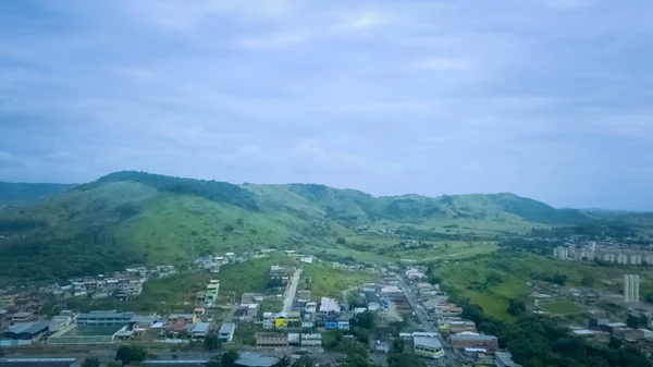 Hermosa Imagen Aérea Montaña Campo Con Ciudad Fondo — Foto de Stock