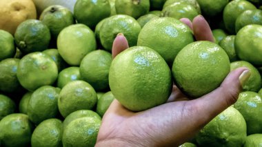 Pazar rafta güzel limon