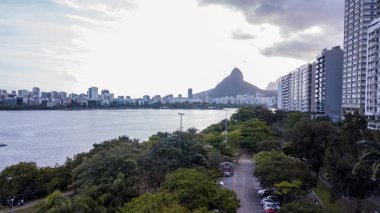 rio de janeiro ve copacabana, alacakaranlıkta gölünde dronun havadan görünümü