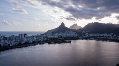rio de janeiro ve copacabana, alacakaranlıkta gölünde dronun havadan görünümü
