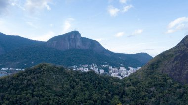 rio de janeiro ve copacabana, alacakaranlıkta gölünde dronun havadan görünümü