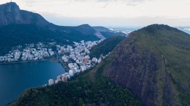 rio de janeiro ve copacabana, alacakaranlıkta gölünde dronun havadan görünümü