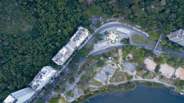 rio de janeiro ve copacabana, alacakaranlıkta gölünde dronun havadan görünümü
