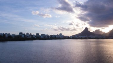 rio de janeiro ve copacabana, alacakaranlıkta gölünde dronun havadan görünümü