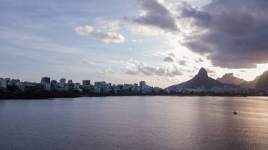 rio de janeiro ve copacabana, alacakaranlıkta gölünde dronun havadan görünümü