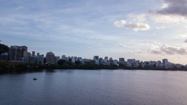 rio de janeiro ve copacabana, alacakaranlıkta gölünde dronun havadan görünümü