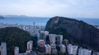 rio de janeiro ve copacabana, alacakaranlıkta gölünde dronun havadan görünümü