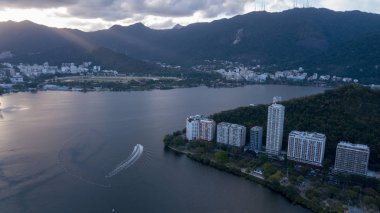 rio de janeiro ve copacabana, alacakaranlıkta gölünde dronun havadan görünümü