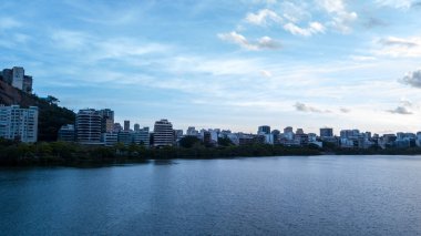 rio de janeiro ve copacabana, alacakaranlıkta gölünde dronun havadan görünümü