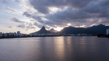 rio de janeiro ve copacabana, alacakaranlıkta gölünde dronun havadan görünümü