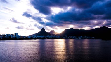 rio de janeiro ve copacabana, alacakaranlıkta gölünde dronun havadan görünümü