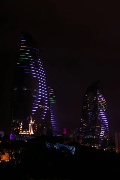 阿塞拜疆巴库 2018年12月5日 巴库火焰塔在夜间 它是阿塞拜疆巴库最高的摩天大楼 高度190米 — 图库照片