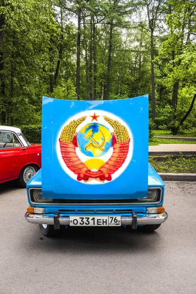 ソコーリニキ公園 モスクワ ロシア 2016 フロントの一部古い車 Moskvich 車ボンネット上のソビエト連邦のエンブレムの画像と ソコーリニキ公園のレトロな車の展示会 — ストック写真