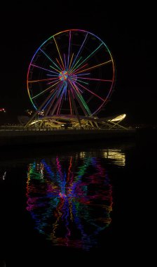 Deniz Boulevard, Bakü, Azerbaycan. 07 Ocak 2019. Cazibe dönme Bakü Sahil Bulvarı turist eğlence için setin yüklü.