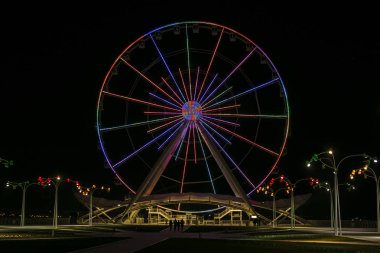 Deniz Boulevard, Bakü, Azerbaycan. 07 Ocak 2019. Cazibe dönme Bakü Sahil Bulvarı turist eğlence için setin yüklü.