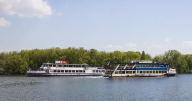 Rusya Federasyonu. Moskova şehir. Moskova Nehri. Mayıs 13. 2018. cruise nehir tekne yapmak yolcu nehir boyunca güneşli bir günde yürümek..