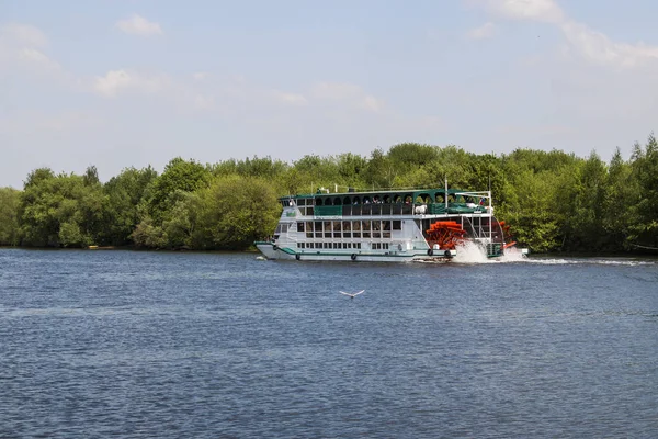 Rusya Federasyonu. Moskova şehir. Moskova Nehri. Mayıs 13. 2018. cruise nehir tekne yapmak yolcu nehir boyunca güneşli bir günde yürümek..