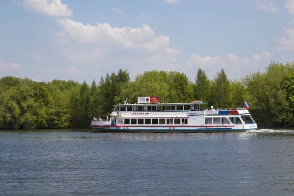 俄罗斯联邦 莫斯科市 莫斯科河 5月13日2 游船船在阳光明媚的日子里 让沿河行走的乘客 — 图库照片