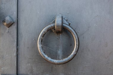 Kapıların sabitlemi ve süsünün dekoratif ve yapısal unsurları.