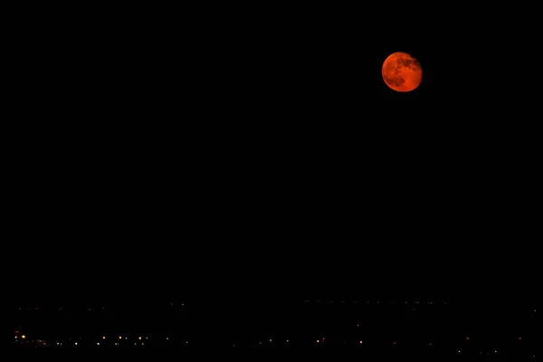 Paisagem Urbana Noite Nascer Lua Cheia Pôr Sol Raios Vermelhos — Fotografia de Stock