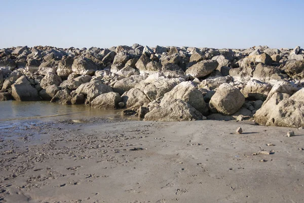 Enormes Rocas Hermosas Encuentran Orilla Del Mar Marea Baja Agua — Foto de Stock