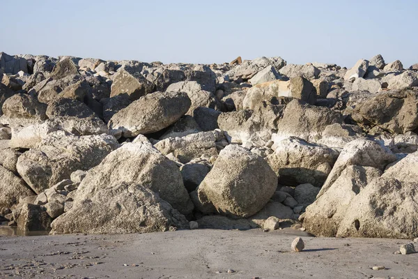 Enormes Rocas Hermosas Encuentran Orilla Del Mar Marea Baja Agua — Foto de Stock
