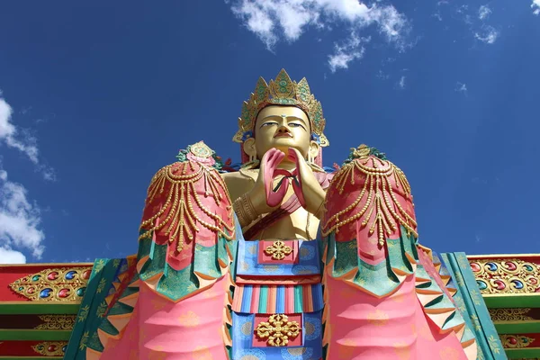 Dev Buda heykelinin Diskit Manastırı yakınındaki Nubra Vadisi, Ladakh, Hindistan