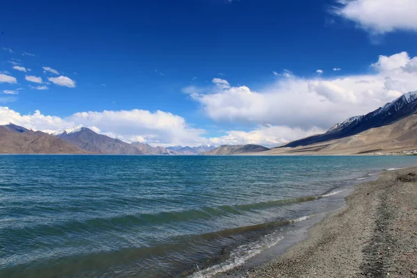 Dalgaların Pangong göl, Ladakh, Hindistan