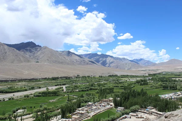Ladakh, Hindistan Shey saraydan görüldüğü gibi Indus Vadisi görünümünü
