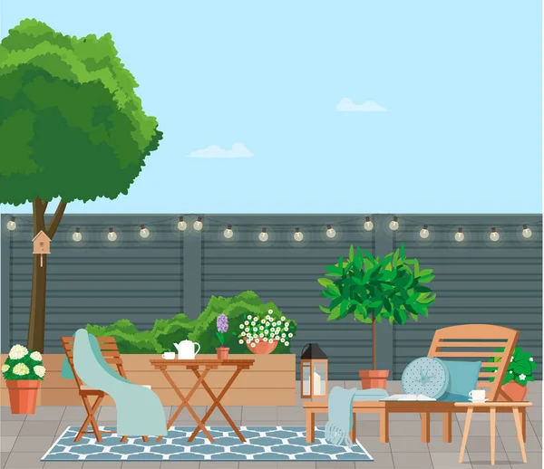 Yeşil bitkilerin arka planında bahçe mobilyaları olan arka avlu..