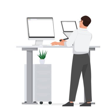 İşadamı stand-table kullanarak dizüstü bilgisayarda çalışıyor. 