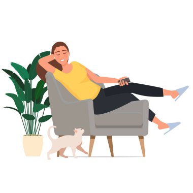 Genç bayan kanepede dinleniyor.