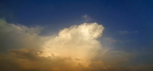 Latar Belakang Alami Langit Yang Mendung — Stok Foto