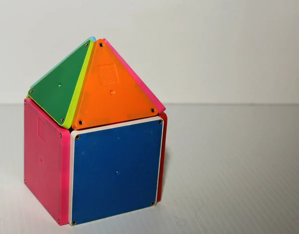 Domu dziecka zabawki, zbudowane z magnetyczne kształty — Zdjęcie stockowe