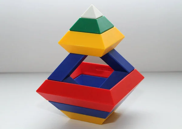 从游戏作品中构建的抽象儿童玩具塔 — 图库照片